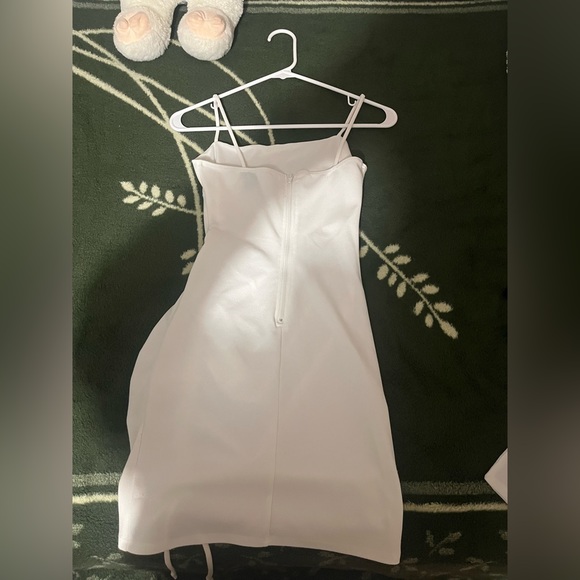 White, short dress in perfect conditions, only worn once. - Picture 3 of 3